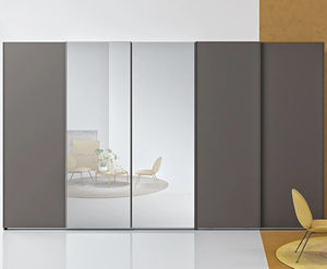 moderner Kleiderschrank