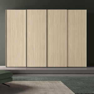 moderner Kleiderschrank