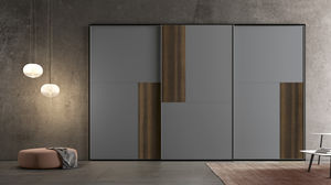 moderner Kleiderschrank