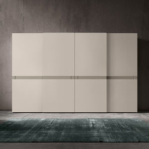 moderner Kleiderschrank