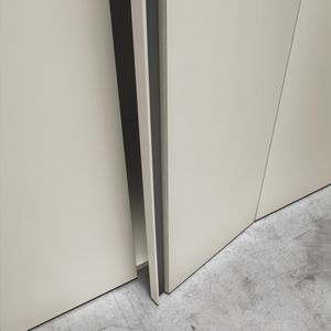 moderner Kleiderschrank
