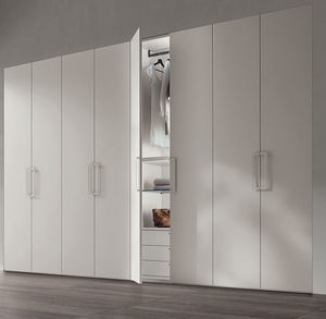 moderner Kleiderschrank
