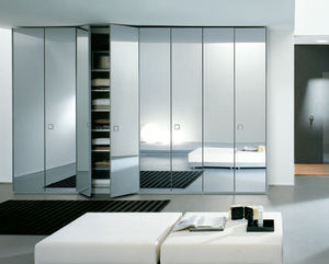 moderner Kleiderschrank