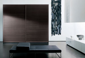 moderner Kleiderschrank / Massivholz / Schiebetüren