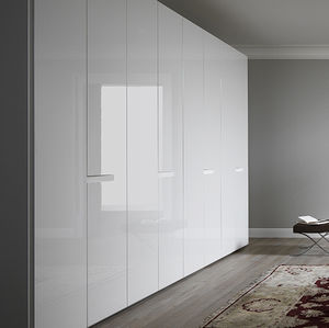 moderner Kleiderschrank