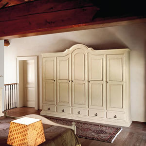 klassischer Kleiderschrank