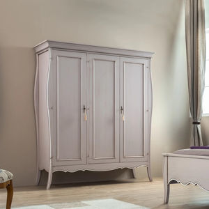 klassischer Kleiderschrank