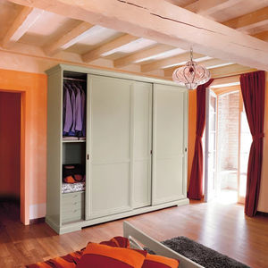 klassischer Kleiderschrank