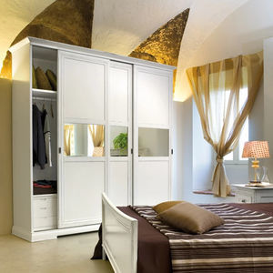 klassischer Kleiderschrank