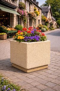 Beton-Pflanzkübel