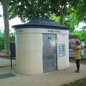 Toiletten-Kiosk / Beton