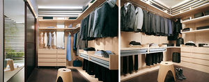 Begehbarer Kleiderschrank / Holz
