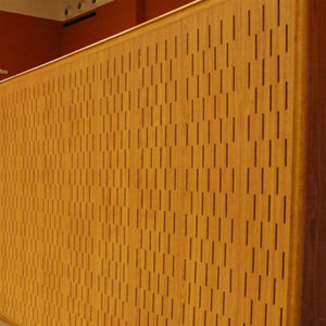 Abgehängte Decke / Holz / in Plattenform / Akustik / flammenhemmend
