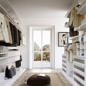 wandmontierter begehbarer Kleiderschrank