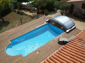 niedrige Schwimmbadüberdachung