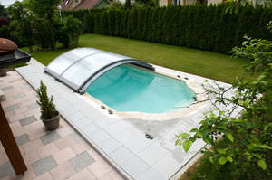 niedrige Schwimmbadüberdachung