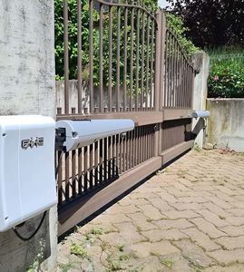 Stellantrieb für Flügeltore