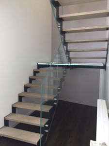 halbgewendelte Treppe / Metallstruktur / Holzstufen / Glasstufen