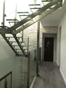 viertelgewendelte Treppe / halbgewendelt / Edelstahlgestell / Glasstufen