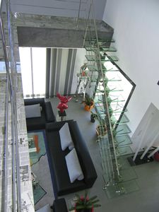 gerade Treppe / Edelstahlgestell / Glasstufen / ohne Setzstufe