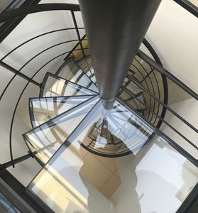 Wendeltreppe / schrägverzahnt / kreisförmig / Stahlstruktur