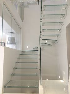 halbgewendelte Treppe / Stahlstruktur / Metallstruktur / Glasstufen