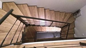 halbgewendelte Treppe / Metallstruktur / Stahlstruktur / Holzstufen