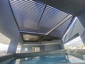hohe Schwimmbadüberdachung