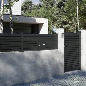 wandmontierter Briefkasten