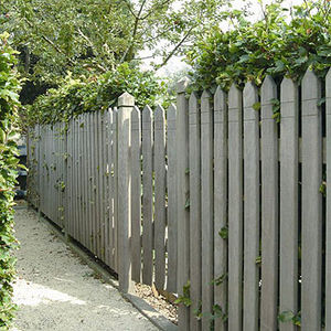 Zaun mit Stangen