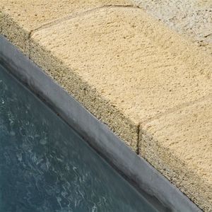 Beton-Poolumrandung