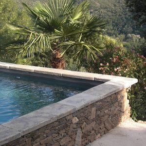 Beton-Poolumrandung