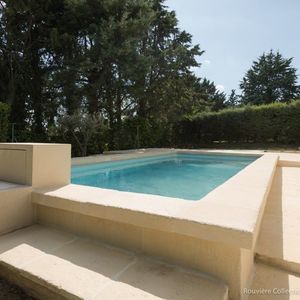 Beton-Poolumrandung