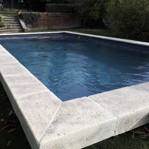 Naturstein-Poolumrandung