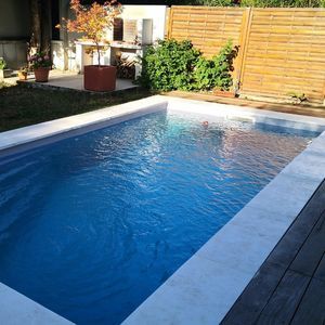 Beton-Poolumrandung