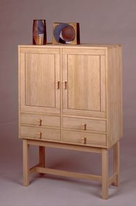 hochbeiniges Sideboard