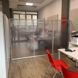 bodenstehende Bürotrennwand