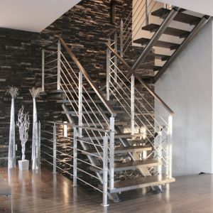 gerade Treppe / halbgewendelt / Edelstahlgestell / Holzstufen