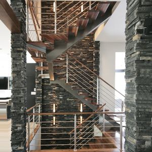 halbgewendelte Treppe / gerade / Stahlstruktur / Holzstufen