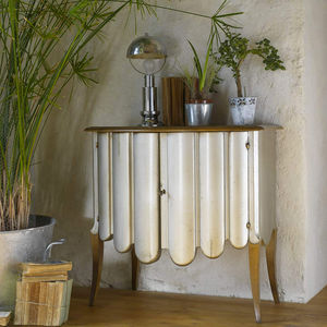 Sideboard mit hohen Beinen