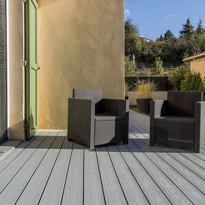 Verbundwerkstoff-Terrassendielen / Holzoptik / selbstklemmend / wärmebehandelt