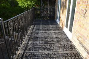 Balkon mit Stangen 1