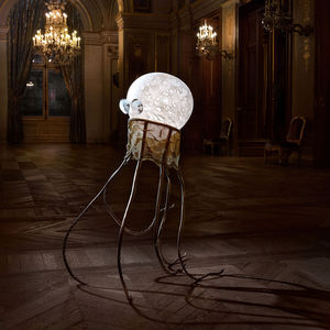 Messing-Skulptur / Stoff / geblasenes Glas / Objektmöbel