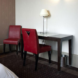 Multimedia-Schreibtisch / Holz / modern / für Hotels