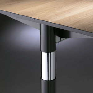 Holzfurnier-Schreibtisch / modern / Objektmöbel / höhenverstellbar