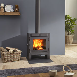 Holzkamin / modern / geschlossene Feuerstelle / bodenstehend