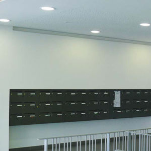 wandmontierter Briefkasten