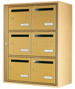 wandmontierter Briefkasten