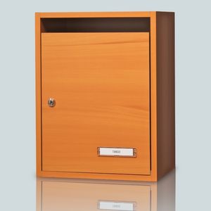 wandmontierter Briefkasten