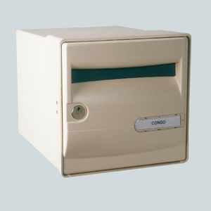 wandmontierter Briefkasten